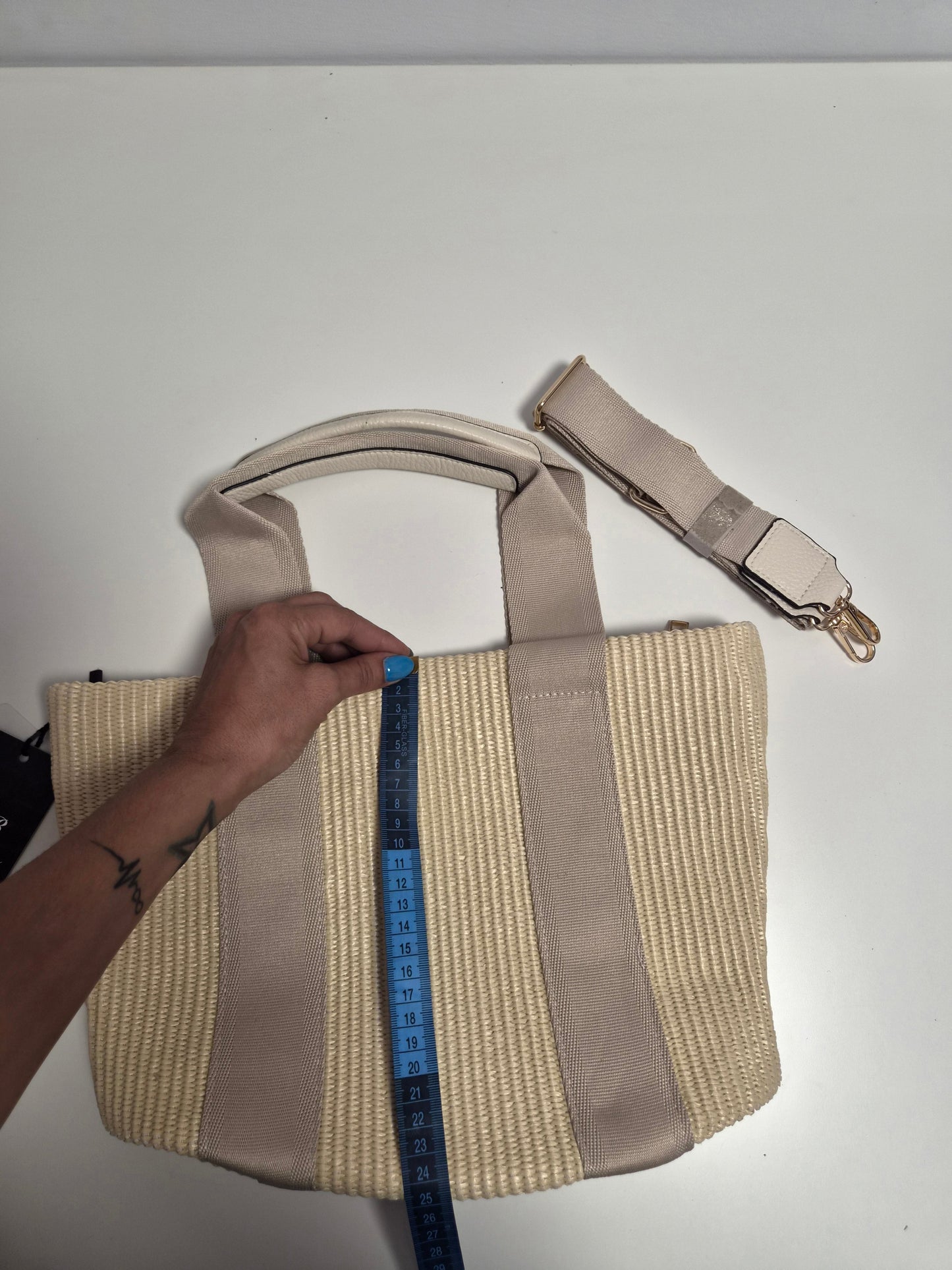 Bolso Tote Rafia Franjas Beige - vista trasera con correa