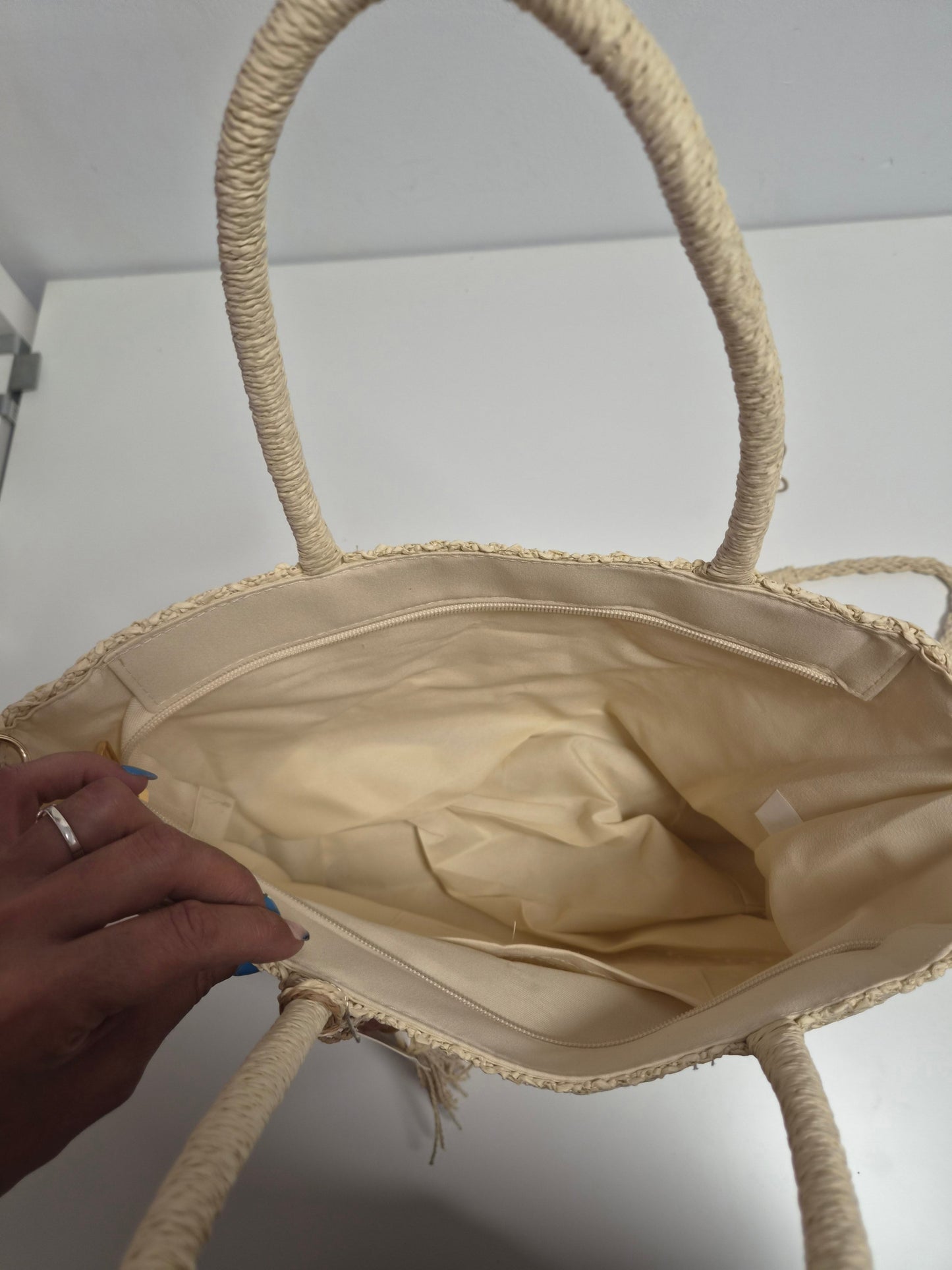 Bolso Tote Rafia Crudo con Pompón - interior forrado con bolsillo