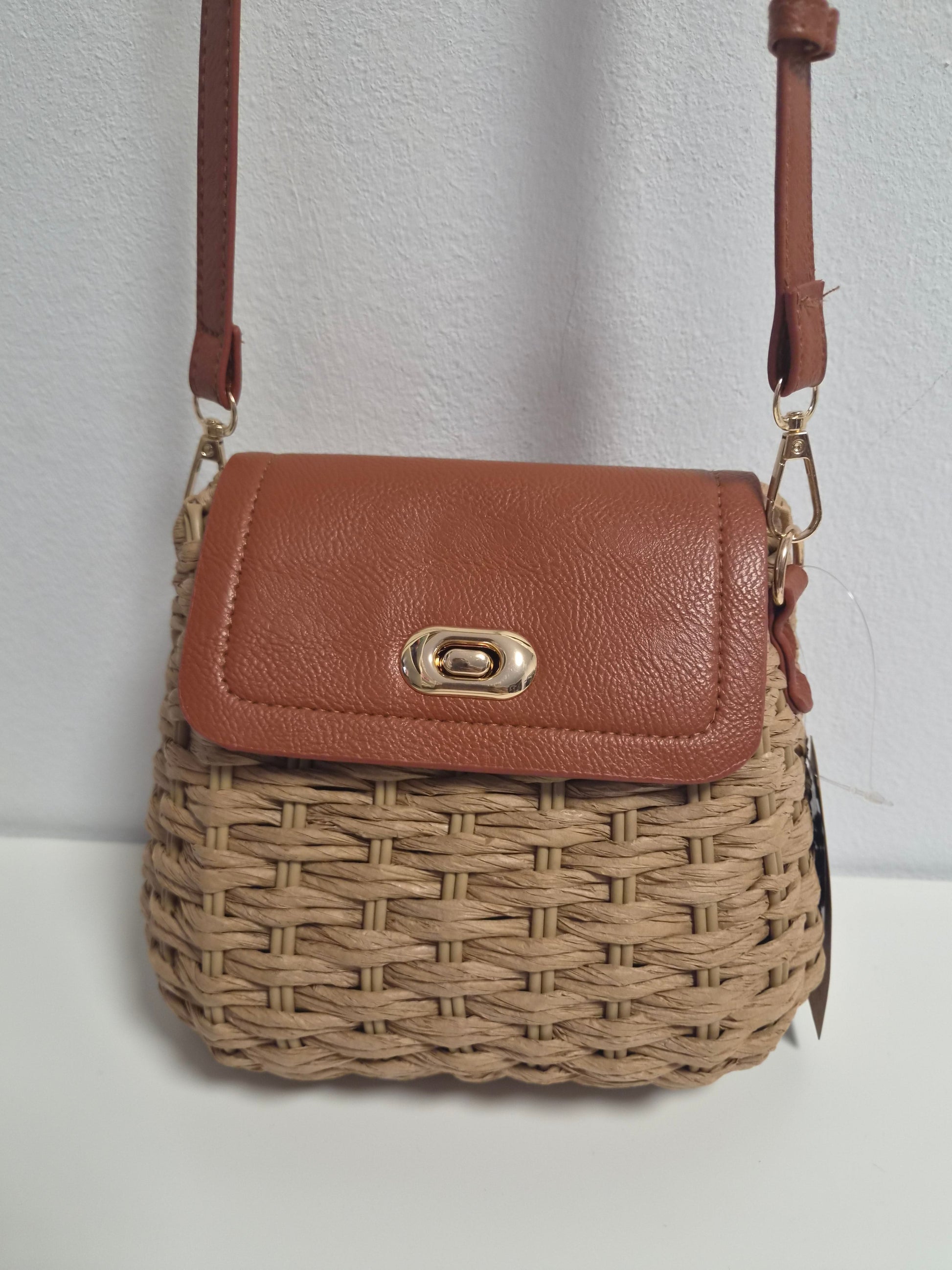Bolso Mimbre Solapa Piel Camel - vista frontal colgado