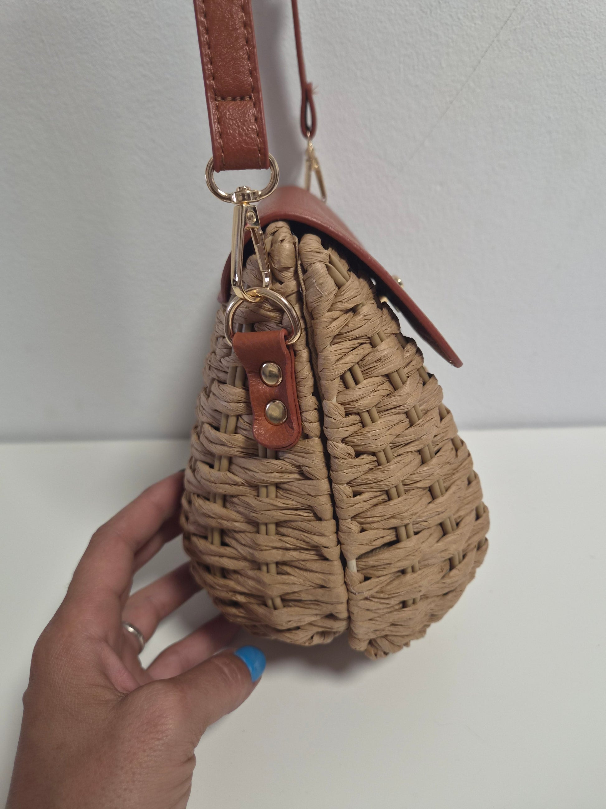 Bolso Mimbre Solapa Piel Camel - medida alto 21cm