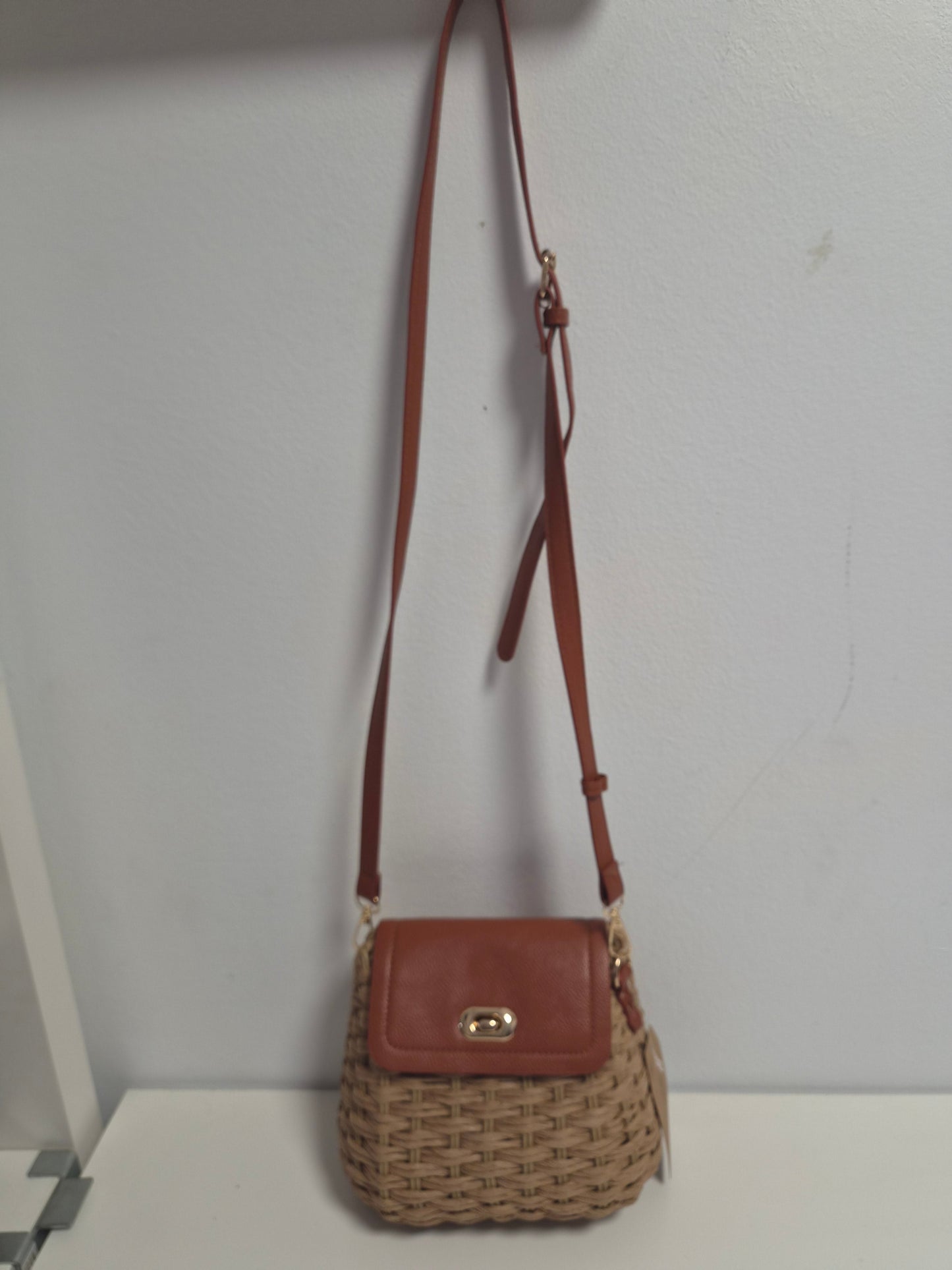 Bolso Mimbre Solapa Piel Camel - vista frontal con remaches