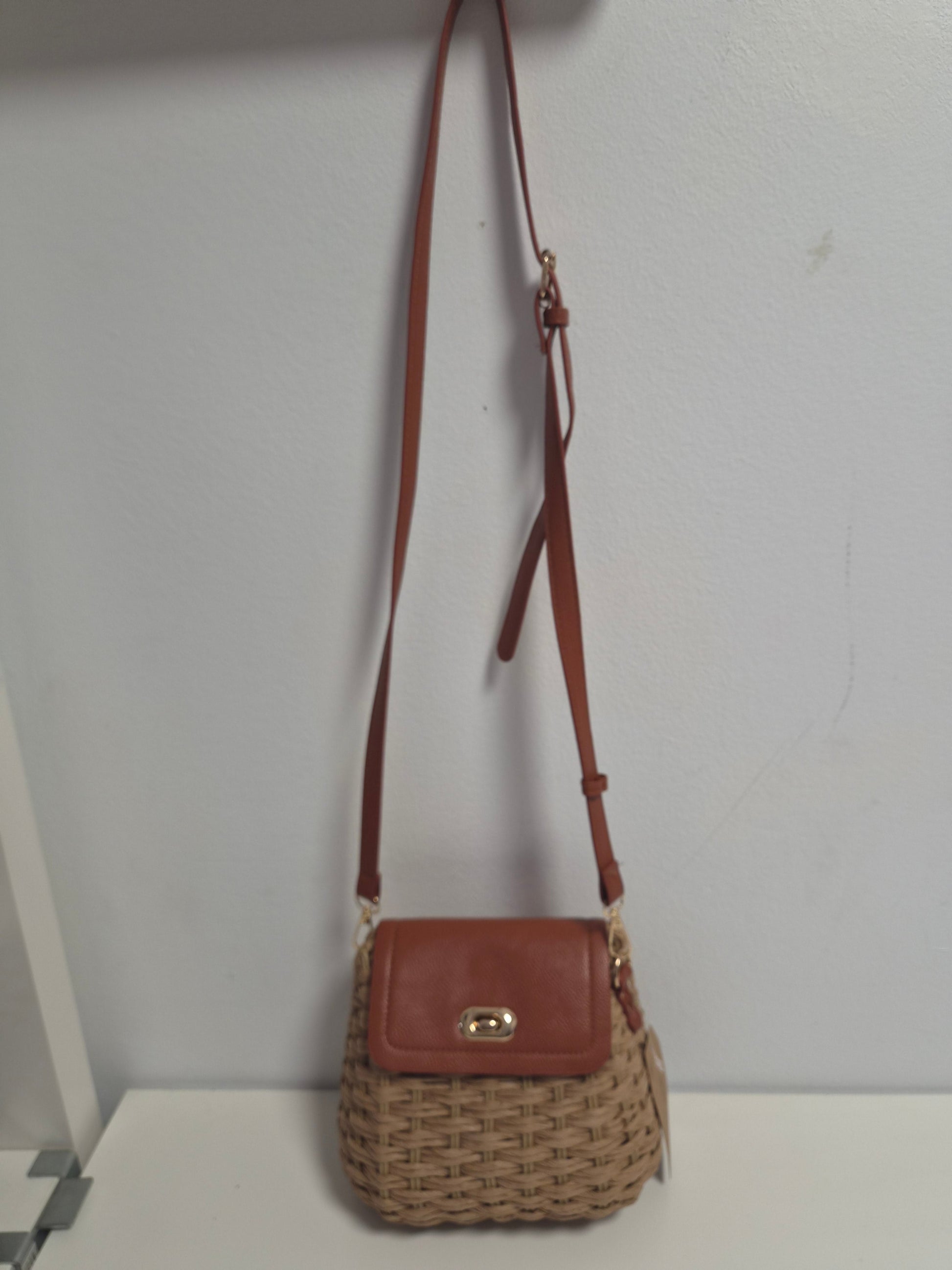 Bolso Mimbre Solapa Piel Camel - vista frontal con remaches