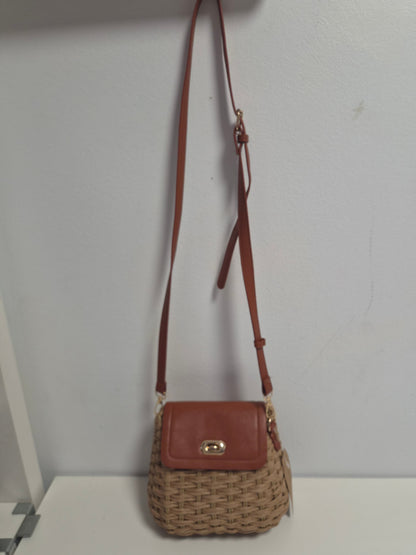 Bolso Mimbre Solapa Piel Camel - vista frontal con remaches