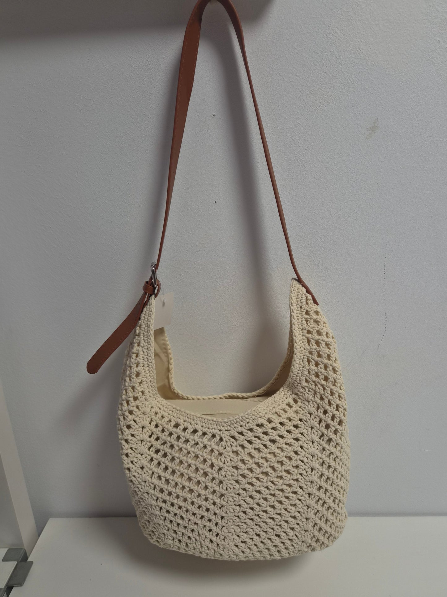Bolso Hobo Crochet Crudo - vista completa con correa