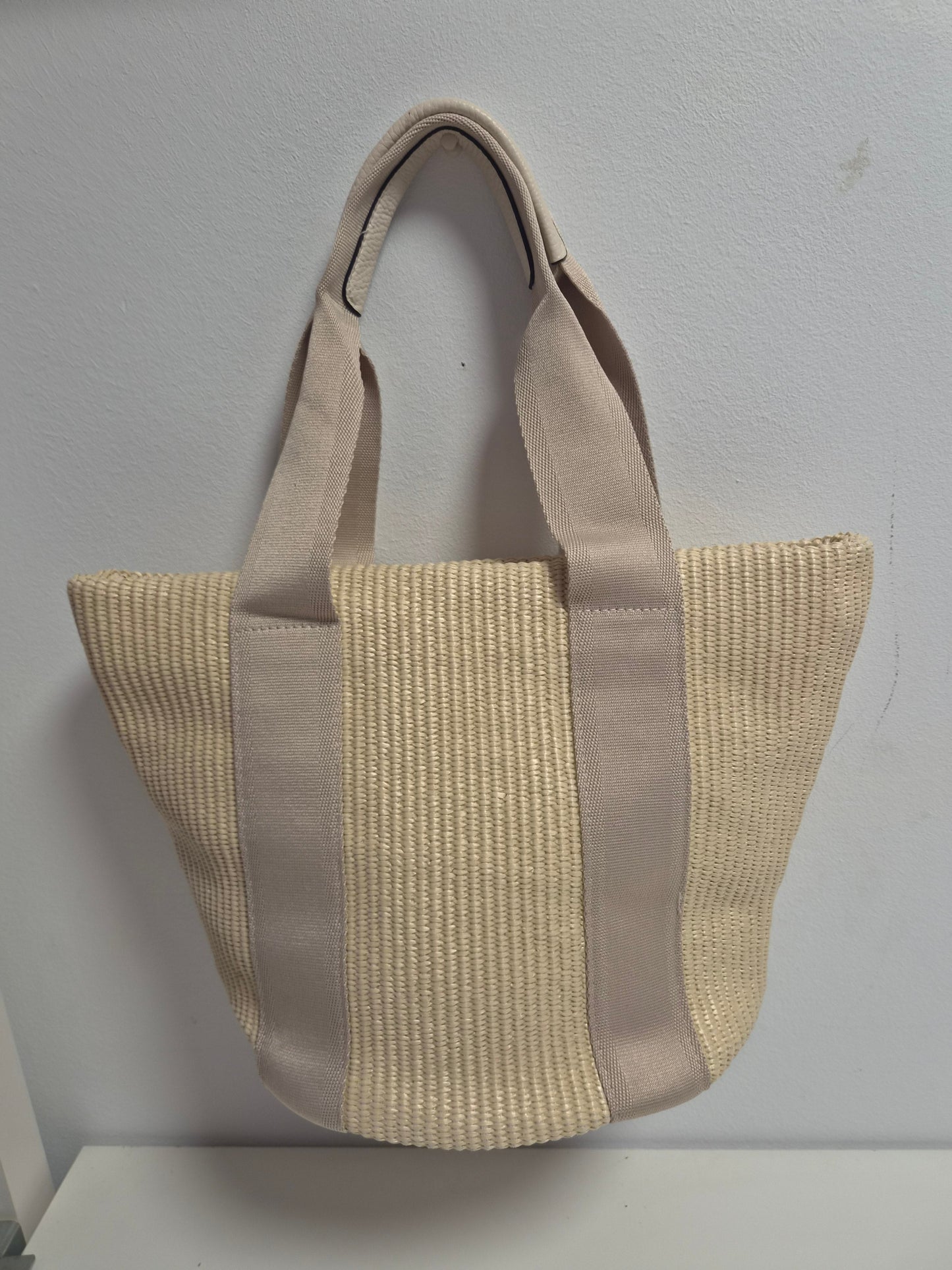 Bolso Tote Rafia Franjas Beige - vista frontal colgado