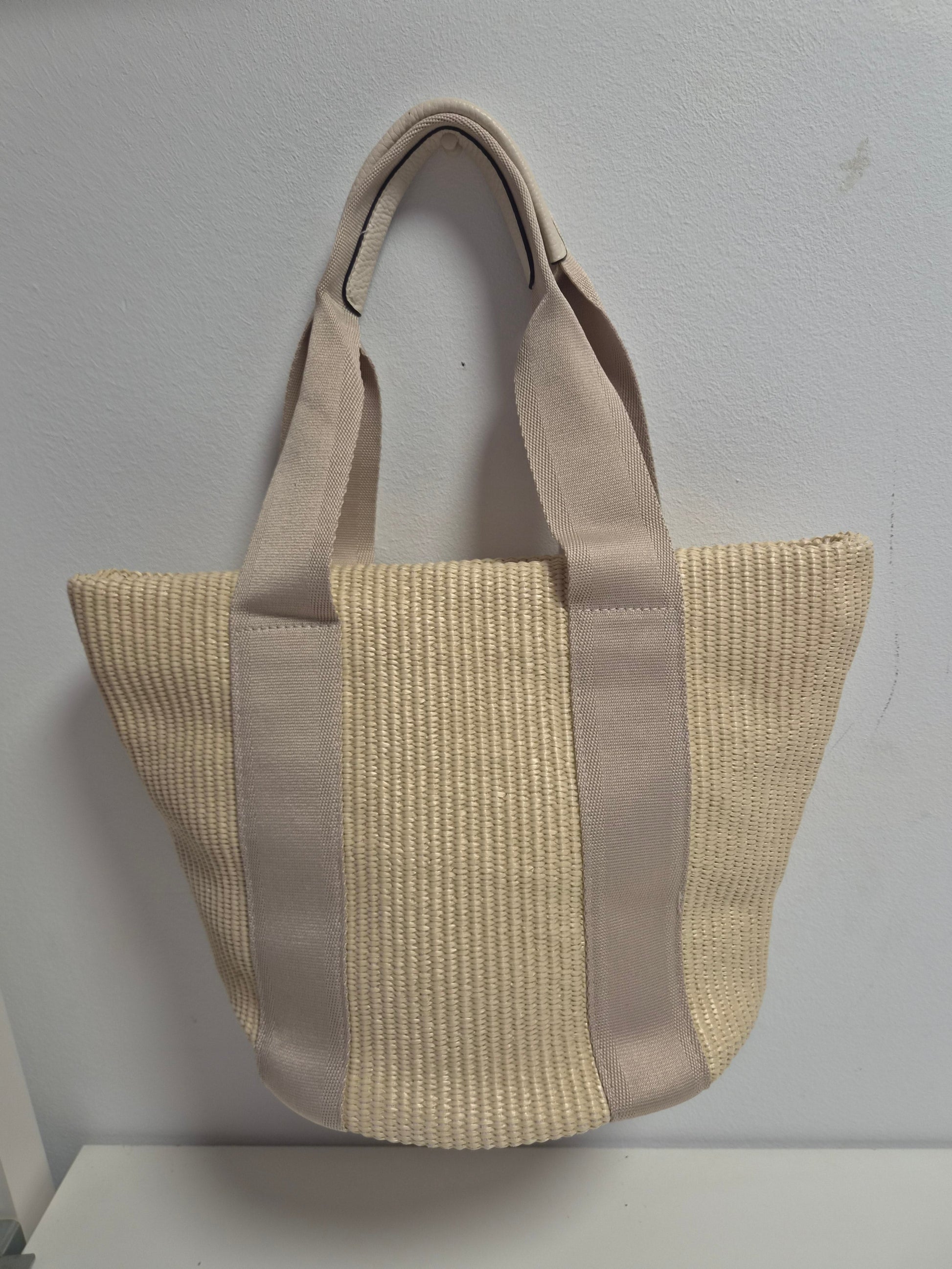 Bolso Tote Rafia Franjas Beige - vista frontal colgado
