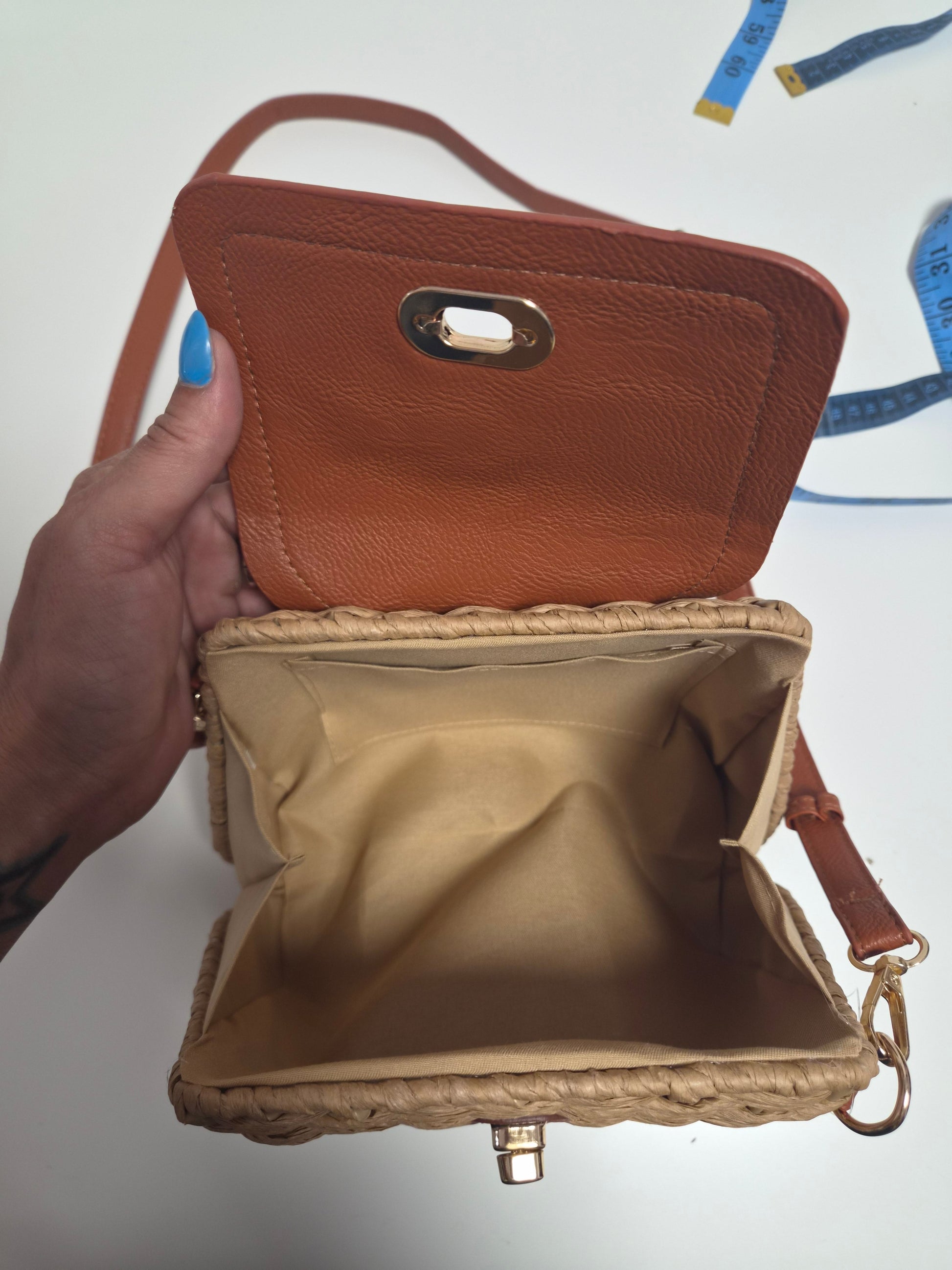 Bolso Mimbre Solapa Piel Camel - vista lateral