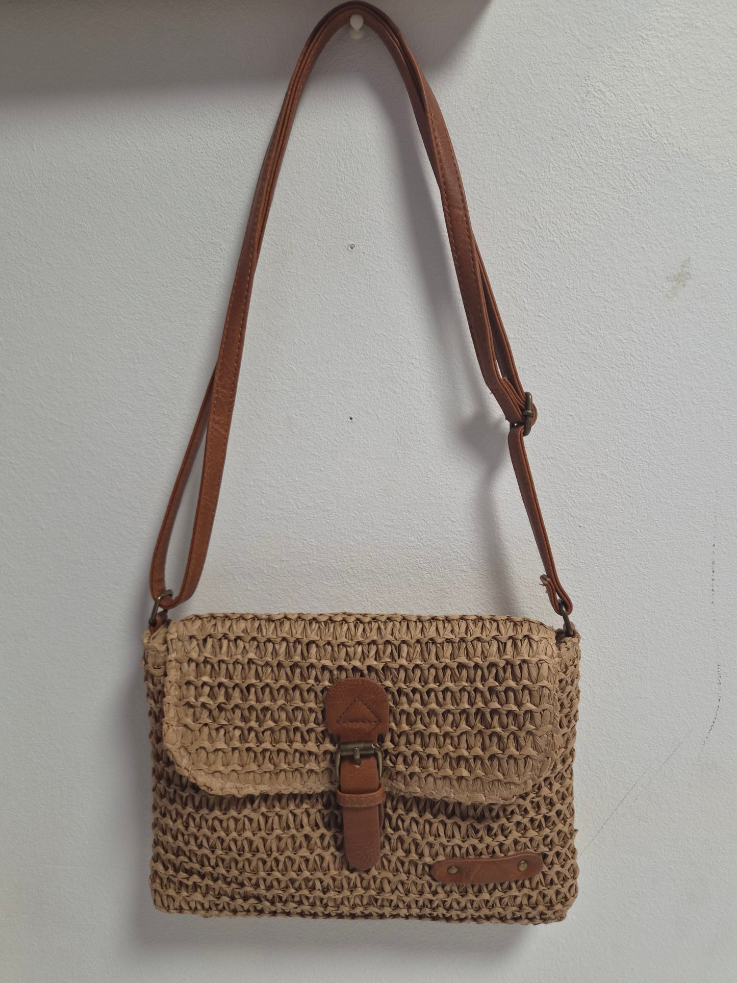 Bolso Boho Rafia Verano - vista frontal colgado