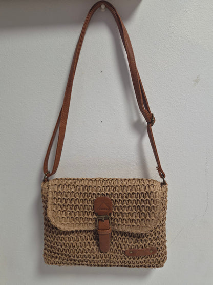 Bolso Boho Rafia Verano - vista frontal colgado