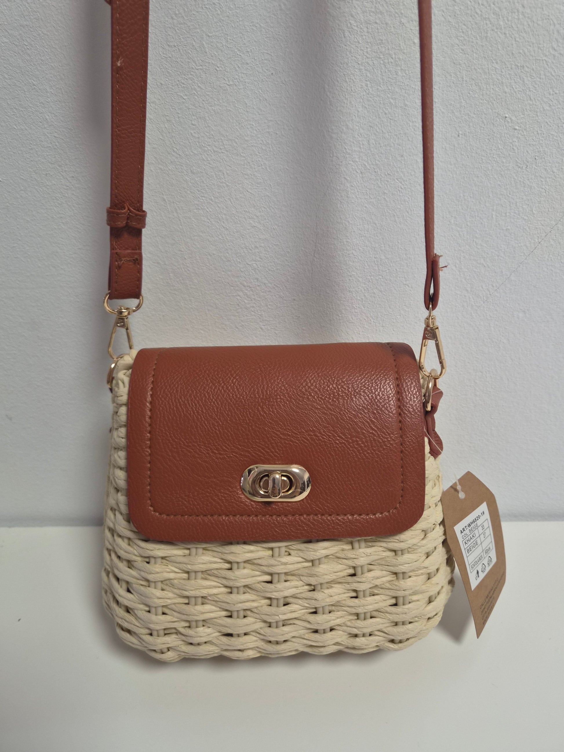 Bolso Mimbre Solapa Piel Marrón - vista frontal colgado
