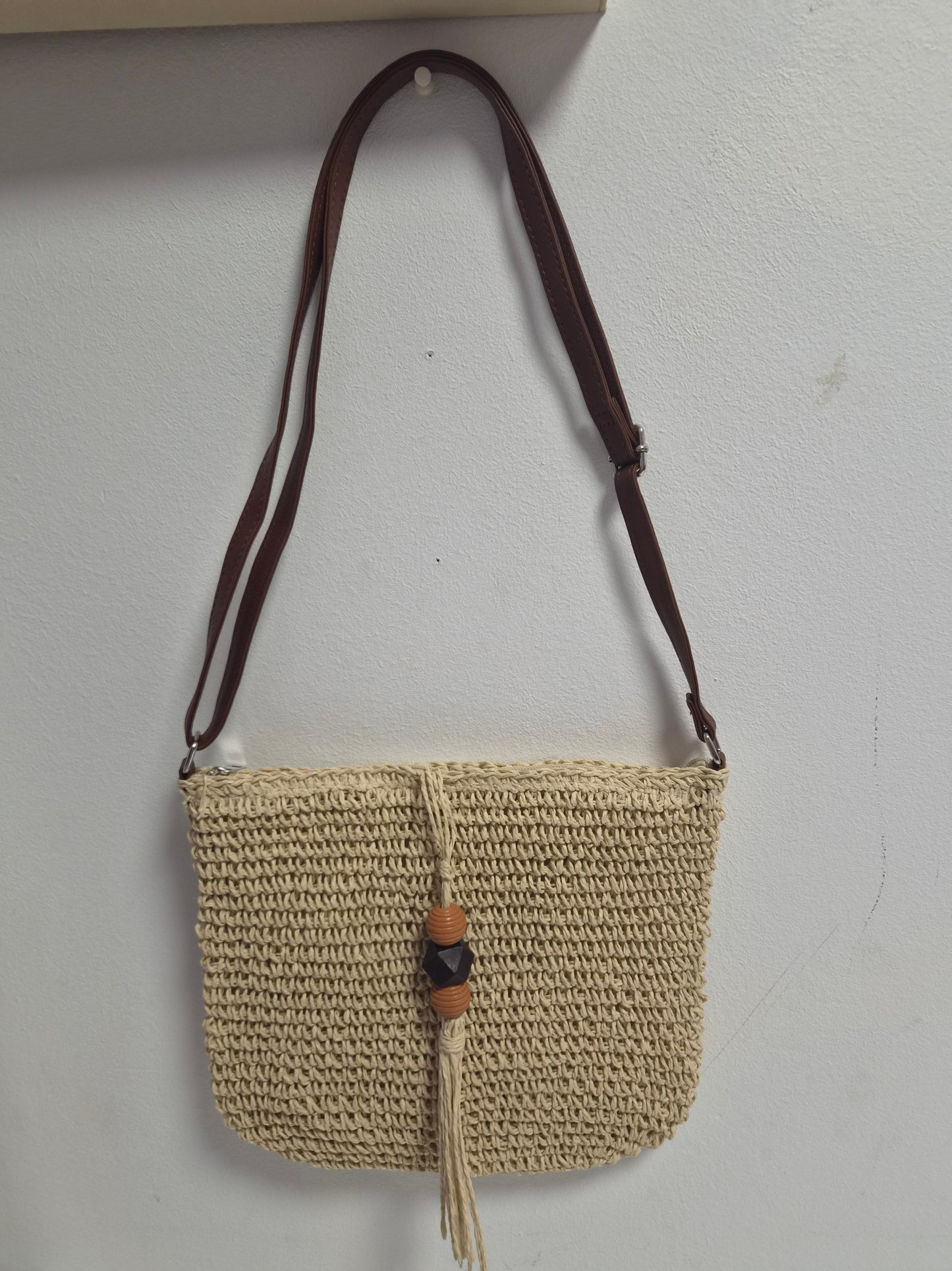 Bolso Rafia Pompón Cuentas Madera - vista frontal colgado