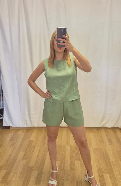 Conjunto verano verde pantalón corto y top sin mangas