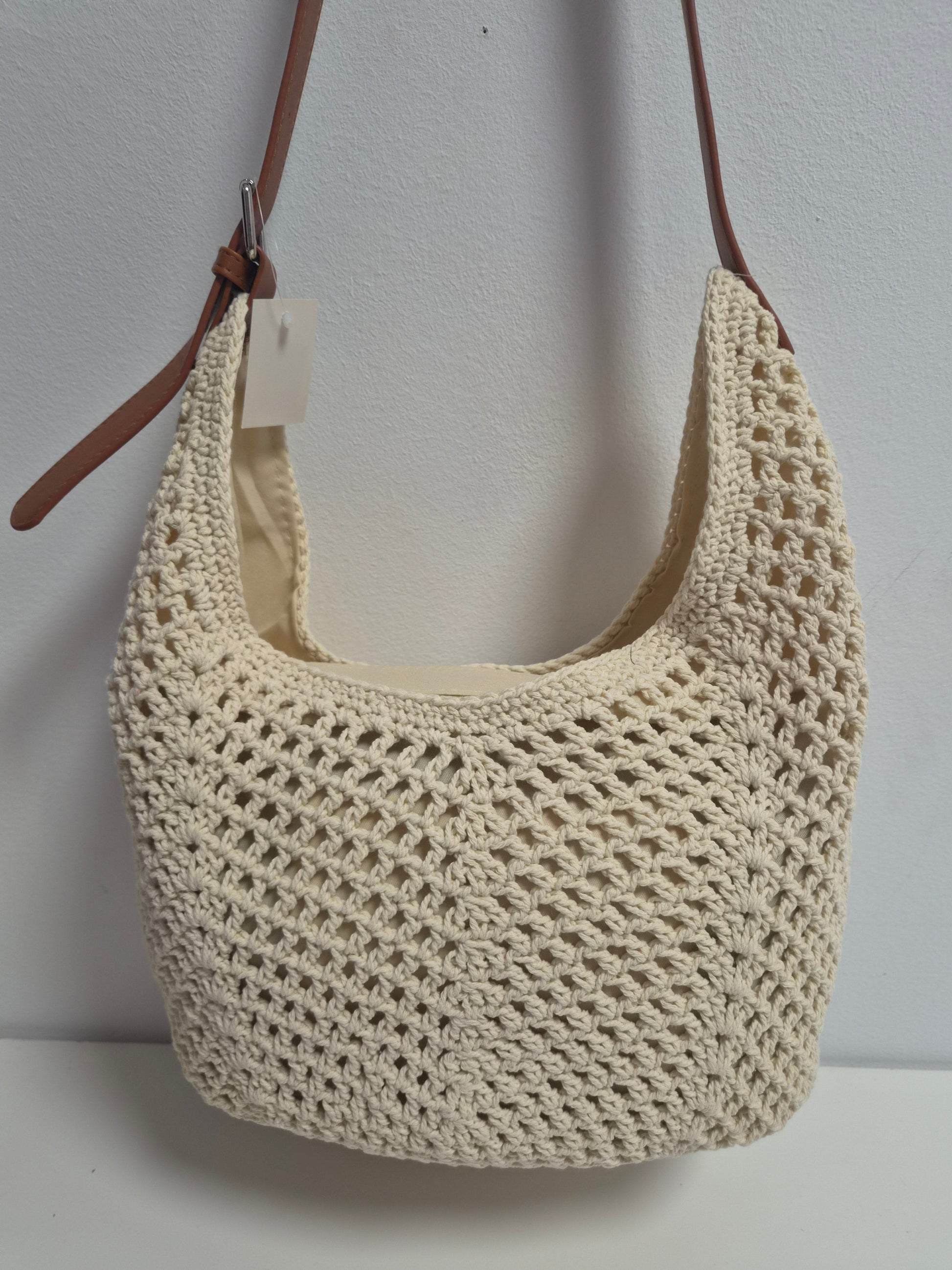 Bolso Hobo Crochet Crudo - vista frontal colgado
