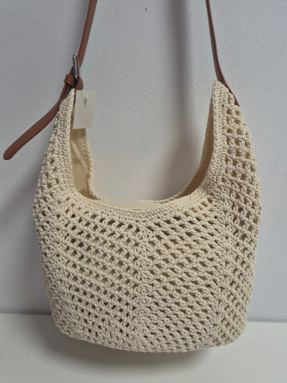 Bolso Hobo Crochet Crudo - vista frontal colgado