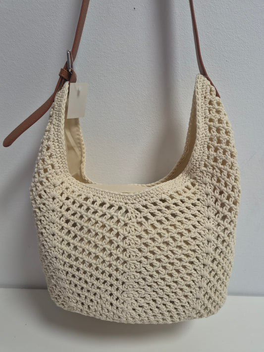 Bolso Hobo Crochet Crudo - vista frontal colgado