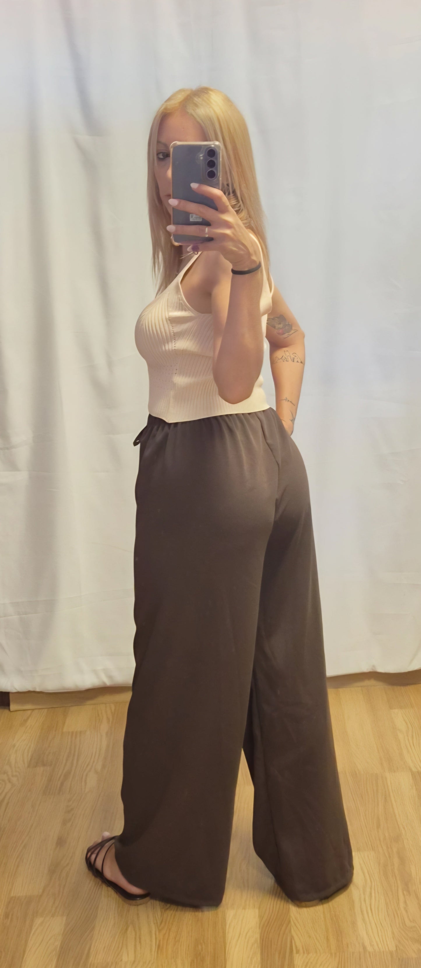 Top Crop Calado Beige - look completo