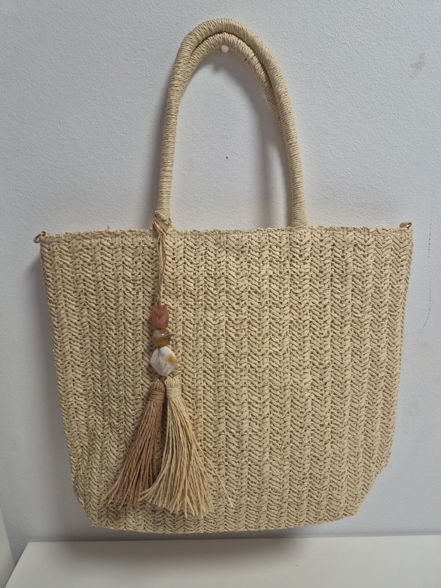 Bolso Tote Rafia Crudo con Pompón - vista frontal colgado