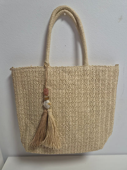 Bolso Tote Rafia Crudo con Pompón - vista frontal colgado