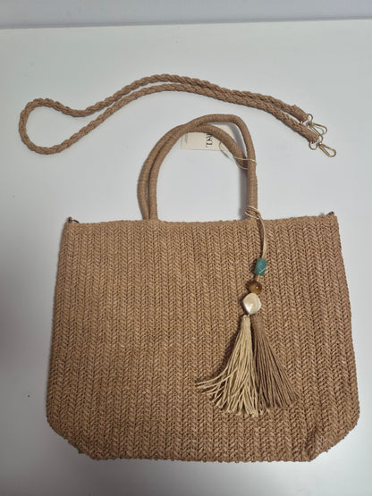 Bolso Tote Rafia Camel con Pompón - vista frontal con correa desmontable