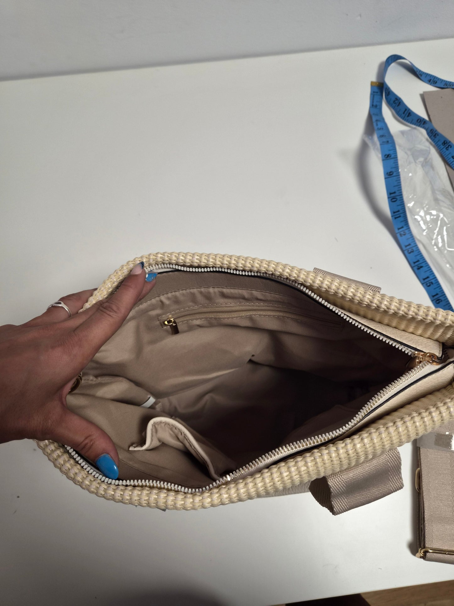 Bolso Tote Rafia Franjas Beige - interior con cremallera y bolsillo