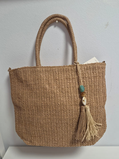 Bolso Tote Rafia Camel con Pompón - vista frontal colgado