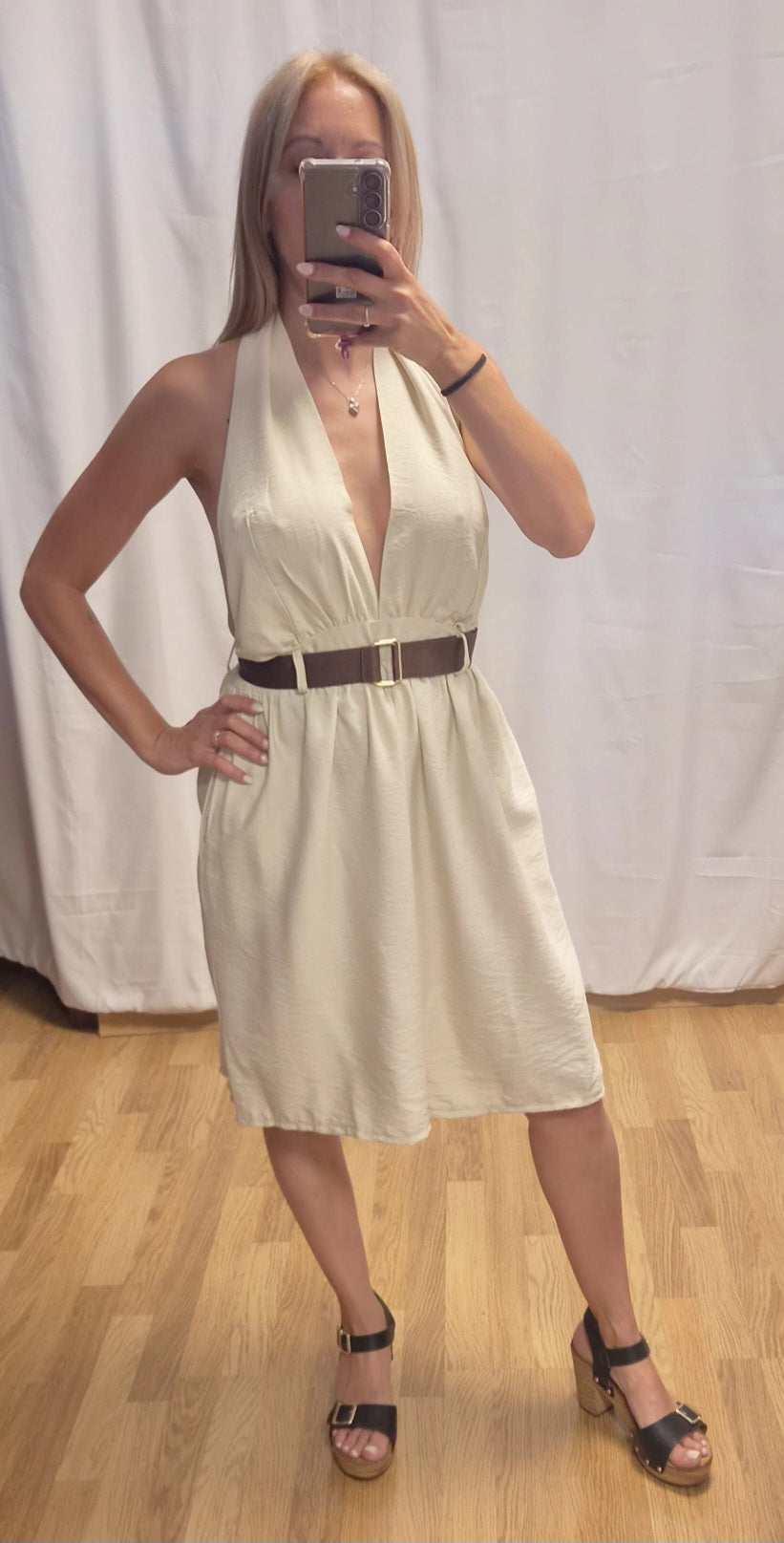 Mono Halter Multiposición Beige - escote V profundo