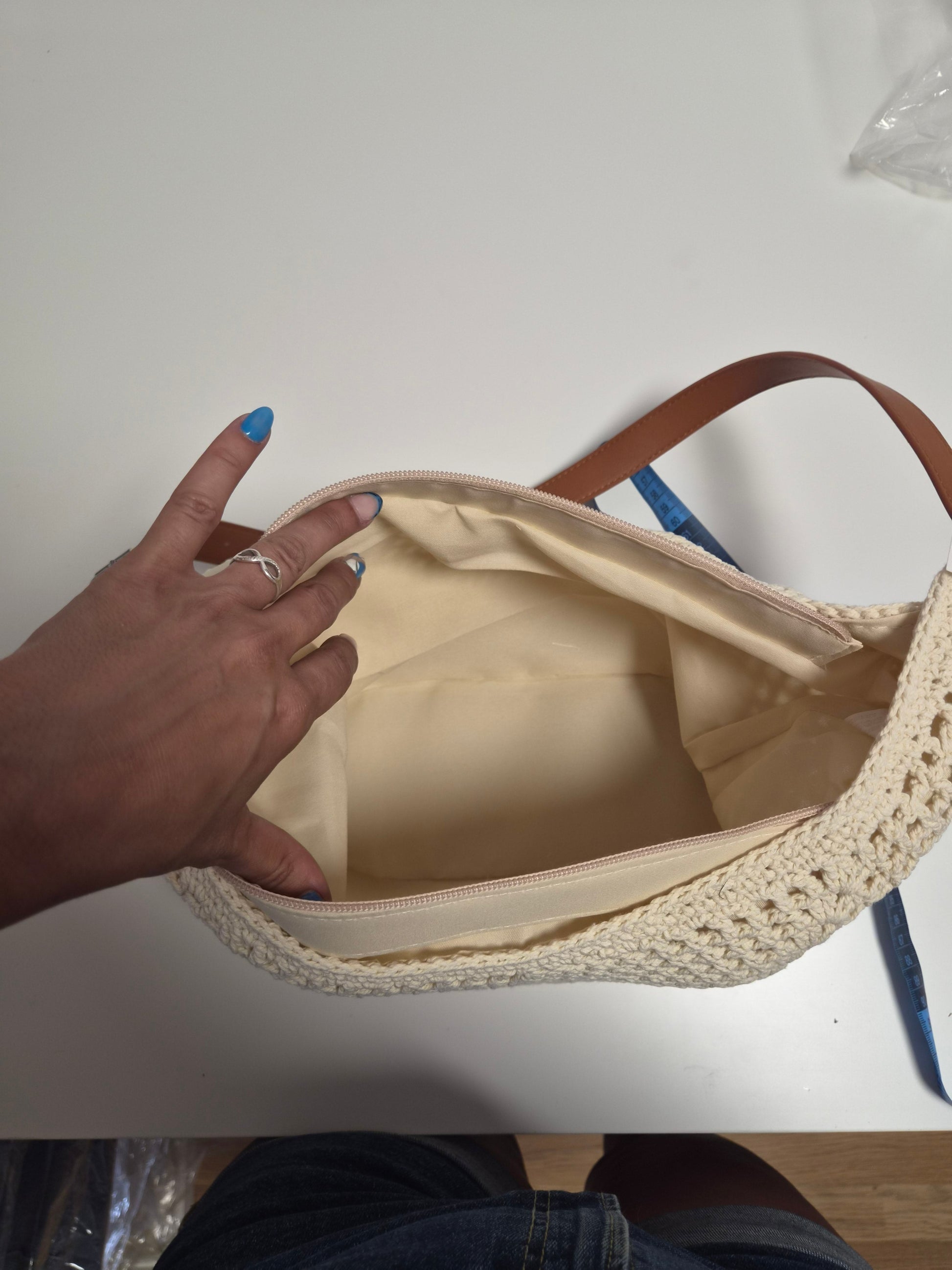 Bolso Hobo Crochet Crudo - interior forro beige